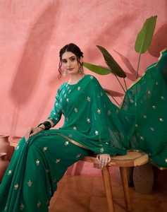 Sari KV Verde Bordado con Lentejuelas y Adornos - Product Image 2
