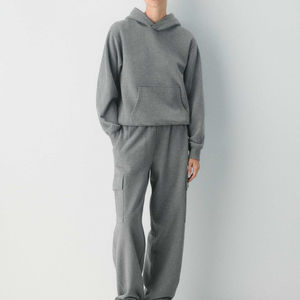Ensemble de survêtement gris chiné pour homme, coupe ample, avec sweat à capuche et pantalon cargo large, personnalisable avec logo - Product Image 1