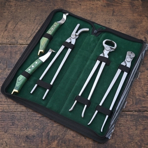 Kit completo de herrador para el recorte de pezuñas: Alicates de precisión, Cortador, Extractor de clavos, Clavillador, Cuchillo afilado, Herraduras con extremo de latón y bucle - Product Image 1