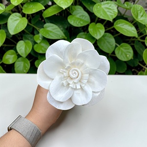 VADEE Craft Fleurs artisanales durables en bois de camélia blanc, taille 8,5 cm, avec tige en fibre de plantes de Sésbanie, modèle Thaïlande - Product Image 6