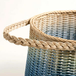 Superbe panier en rotin bleu ombré avec poignées tressées, bac de rangement tissé à la main, organiseur décoratif pour une maison élégante - Product Image 3