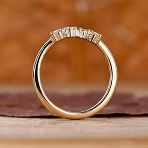 Anillo de Boda Curvo con Diamantes, Oro de 14K, Engaste de Garras, Anillo Apilable Chevron, Banda Nupcial Minimalista Unisex - Product Image 3