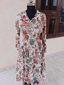 Robe longue bohème multicolore imprimée pour femme en coton premium, confortable, col en V, taille élastique, coupe évasée - Product Image 3