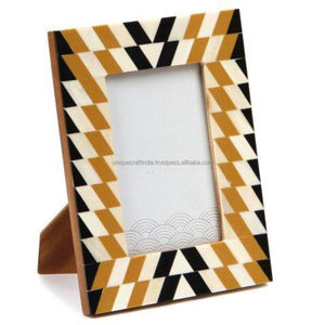 Marco de Fotos de Madera Hecho a Mano con Patrón de Resina Chevron Negro Mostaza, Decoración Contemporánea para el Hogar - Product Image 1