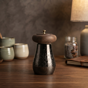 Brûle-encens en métal foncé avec un motif floral en relief, un couvercle en bois et une petite poignée dorée pour l'aromathérapie et la décoration - Product Image 3