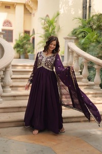 Conjunto de Vestido Étnico Bordado de Lujo para Mujer, Morado y Rojo, Diseño Fluido para Fiestas, Estilo Anarkali, Traje Festivo para Bodas - Product Image 5