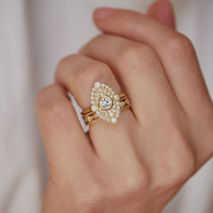 Bague en or jaune avec cluster de diamants de laboratoire de forme marquise, style vintage - Product Image 4