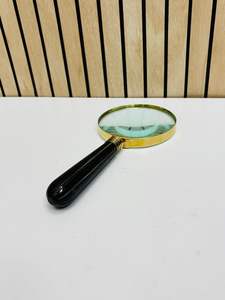 Lupa de Mano de Estilo Vintage de 4'' con Marco de Latón y Mango de Hueso (El Color del Mango Puede Variar) - Product Image 4