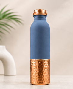 Botella de Agua de Cobre con Acabado Azul Mate, Base Martillada, Diseño Minimalista Portátil para Viajes - Product Image 5