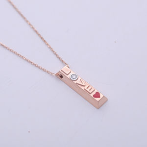 Collar con Colgante de Barra Minimalista con Diseño de Amor, en Tono Oro Rosa/Amarillo/Blanco de 18K - Product Image 1