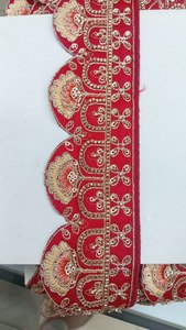 Caractéristiques de design : Tissu 100 % polyester rouge vif, base écologique, fleurs ombrées rose perle brodées, style traditionnel et romantique - Product Image 3