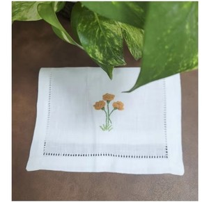Serviette de cocktail personnalisée en lin brodé de fleurs, pliée, 6*9 pouces, réutilisable, avec ourlet festonné, pour bar à domicile et événements - Product Image 1