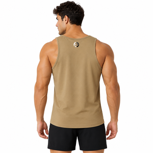 El acabado impecable crea un look pulido con el camiseta sin mangas Man Tank Top, que ofrece soporte activo para salidas informales, viajes a la playa y uso diario. - Product Image 3