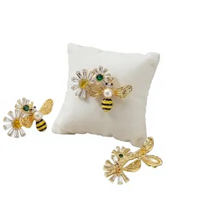 Broche abeille plaquée or attrayante avec cristaux et perles d'imitation, épinglette bijou pour femmes et hommes, idéale pour mariage et fête - Product Image 1