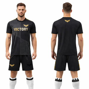 ชุดฟุตบอลสีดำทองแบบกำหนดเองสำหรับผู้ชาย ระบายอากาศได้ดี แห้งเร็ว ชุดกีฬา ชุดฝึกซ้อม แบบซับลิเมชั่น รับผลิตตามแบบ (OEM) ขายส่ง - Product Image 1