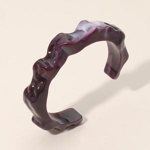 Bracelet manchette en résine ondulée ambre, fait main en acrylique, design ouvert, bijou fantaisie pour femme, accessoire de poignet élégant et tendance - Product Image 2