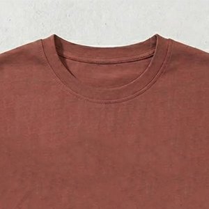 เสื้อยืดคอตตอนทรงหลวมแบบดรอปโชว์เดอร์สีน้ำตาลพรีเมียมสำหรับผู้ชาย สั่งทำโลโก้ได้ตามต้องการ  ใส่สบายๆ ในฤดูร้อน - Product Image 4