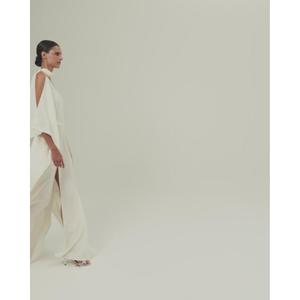 Vestido de fiesta hecho a mano, largo hasta el suelo, de satén blanco, con cuello en V, abertura frontal y diseño de manga corta, a precio de mayoreo. - Product Image 4