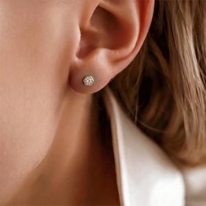 Boucles d'oreilles clous solitaires unisexes en moissanite taille hexagonale 4 mm East West, avec or rose 14 carats, bijoux de mode raffinés pour amis - Product Image 2