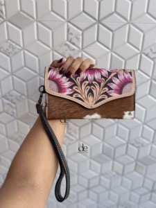 Nouvel Arrivage : Portefeuille Western en Cuir Rose Motif Tournesol, Gravé à la Main, en Peau à Poils, Multi-usages, Élégant, Type Pochette - Product Image 1