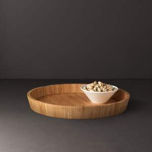 Plateau de service élégant en bois brun pour les réceptions de mariage, la restauration et les occasions spéciales - Product Image 1