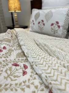 Nouvelle Arrivée 2026 Ensemble de Couette en Coton Jaipuri Imprimé à la Main Motif Floral Beige Doux et Rose Pâle, Couette Réversible Chevron - Product Image 1