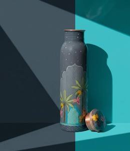 Botella de Agua de Cobre de Diseño Oriental Minimalista, Color Gris Mate con Patrón de Palma Impreso, Botella de Cobre Portátil para Viajes - Product Image 1