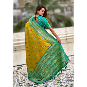 Sari Patola Leheriya en soie douce verte Mehandi tissée Zari Elite Weaves avec des tissages contrastés 700g pour robe de soirée - Product Image 3