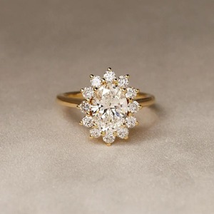 Bague de fiançailles ovale en diamant de laboratoire avec halo, certifiée IGI, en or 18 carats, sertissage cathédrale, pour demande en mariage, tendance, en promotion, D Gleam - Product Image 5