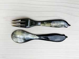 Ensemble cuillère et fourchette en corne de buffle naturelle, fabriqué à la main avec des motifs uniques, idéal pour les repas, la cuisine et les cadeaux. - Product Image 4