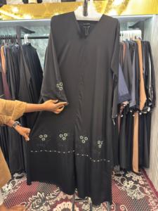 Abaya noire de Dubaï à manches longues, longueur ras du sol, magnifique abaya de Dubaï pour femmes, travail manuel, tenue islamique traditionnelle. - Product Image 6