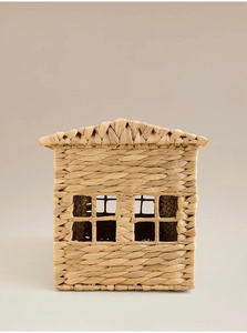 ตะกร้าเก็บของรูปทรงบ้านทำจากผักตบชวาเป็นมิตรกับสิ่งแวดล้อม ยี่ห้อ Sisu Handicraft พร้อมฝาปิดและหูหิ้ว สำหรับใส่ของเล่นเด็ก ทำจากวัสดุธรรมชาติ เหมาะสำหรับห้องเด็ก - Product Image 4