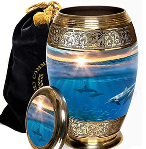 Urna funeraria para cenizas con diseño de delfín y atardecer sobre el océano, hecha a mano con detalles en latón. Elegante y disponible a precios de mayorista. - Product Image 1