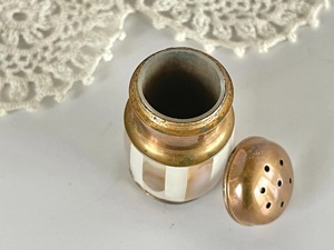 Juego de salero y pimentero de nácar y metal dorado, vajilla de lujo para decoración de mesa festiva durante ocasiones especiales - Product Image 5