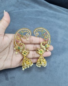 Exquisitas Pendientes de Oreja AD Peacock y Jhumkas Combinados: Joyería Tradicional India para Novias, Venta al por Mayor para Celebraciones Étnicas - Product Image 3
