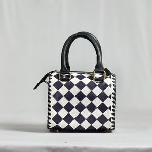 Bolso de Mano de Cuero de Lujo con Diseño de Tablero de Ajedrez, Panel de Piel de Vaca, Cierre de Cremallera, Bolso Tipo Duffel - Product Image 2