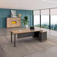 Bureau de direction moderne en forme de L avec plateau en bois clair, cadre en boucle anthracite et armoire de rangement latérale, usage commercial