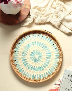 Plateau de service décoratif avec bordure en rotin et motif de feuilles en résine mosaïque verte pour la cuisine et l'usage domestique - Product Image 3