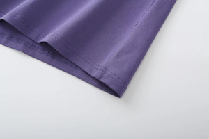 เสื้อยืดผู้ชายสีม่วงทรงเข้ารูป ผ้าฝ้ายนุ่ม ยืดหยุ่น สวมใส่สบาย เหมาะสำหรับทุกวัน รับสกรีนโลโก้ - Product Image 6