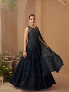 Vestido de Seda Chinon de Talla Única con Bordado - Vestido Moderno para Fiesta de Diwali o Boda - Product Image 3