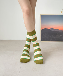 Chaussettes rayées pour femmes, vert et blanc, en coton respirant, pour un usage quotidien, saison printemps, style tricoté classique - Product Image 2