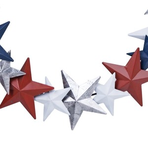 Couronne patriotique en métal ronde, fabriquée avec des étoiles rouges, blanches, bleues et argentées vieillies, parfaite pour la décoration du 4 juillet. - Product Image 3