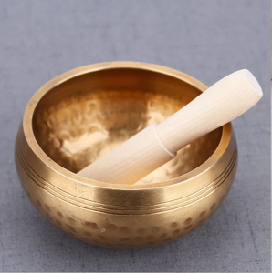 Cuenco tibetano de latón martillado a mano con textura de hoyuelos, con percusor de madera tradicional, disponible a precios de mayorista. - Product Image 2
