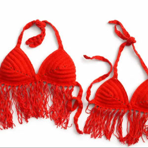 เสื้อบิกินี่โครเชต์สีแดงทำมือ แต่งชายครุย พร้อมฟองน้ำเสริมทรงแบบผูกคอ - Product Image 1