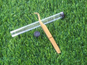 Pinzas de volumen o aislamiento con punta angulada diseñadas específicamente para proporcionar una mejor visibilidad y acceso a las pestañas naturales. - Product Image 2