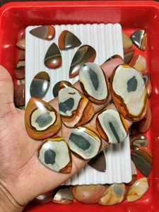 Venta al por mayor de gemas de cuarzo policromo natural con corte cojín, cabujones pulidos de formas y tamaños variados de Rajastán para la fabricación de joyas - Product Image 3