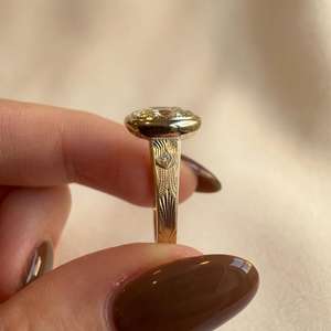 Anillo Art Deco de Moissanita con Corte Cojín de 2CT en Color Amarillo, Oro Sólido de 14K, Unisex, Regalo de Aniversario o Promesa para Parejas - Product Image 4