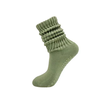 Chaussettes de Pilates montantes personnalisées OEM pour femmes, tricotées, couleur unie, antidérapantes, avec grip pour le yoga, chaussettes souples en Spandex/Nylon/Coton à séchage rapide