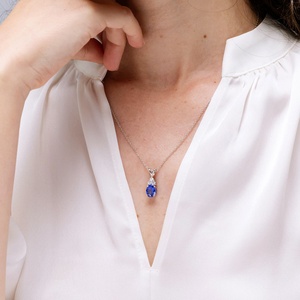 จี้เพชรแทนซาไนต์ทรงรีประดับเพชรสามเม็ด พร้อมสร้อยคอทองคำแท้ 14k ได้รับการรับรองจาก IGI - Product Image 2