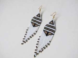 Boucles d'oreilles féminines en perles de verre pour un look élégant, offrant des couleurs douces et une structure au design gracieux - Product Image 3